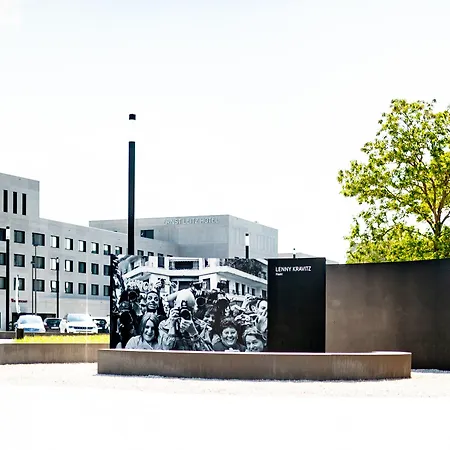 Ernst Leitz Direkt Neben Der Leica Welt Hotel Wetzlar